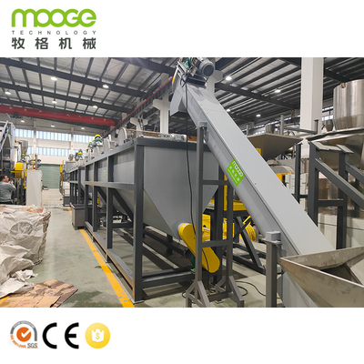 Maschine zur Zerschlagung von Kunststoffen für das Recycling von HDPE-Flaschen