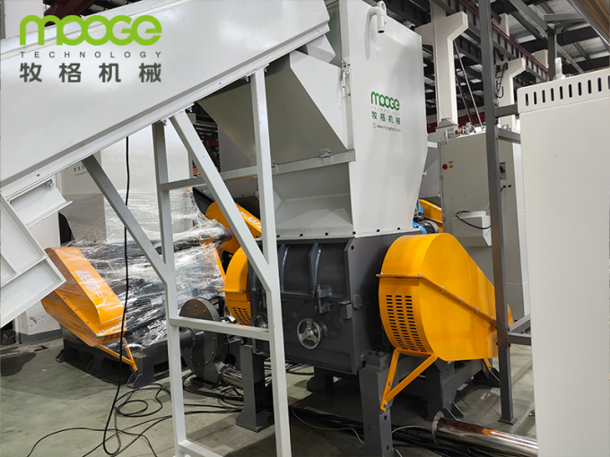 Feststehender Klingen-Flaschenzerkleinerer für 4 Abfall-Plastikflaschen zur Online-Unterstützung beim Recycling 1